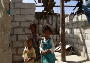 Yemenliler yaprak yiyerek hayatta kalmaya çalışıyor