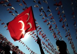 MHP'li adaydan AK Partili adaya: Esnaf kan ağlıyor sen danstasın