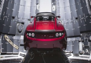 Musk'ın otomobili yarın uzaya uçuyor