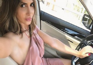 Emina Jahovic'ten trafikte seksi paylaşım!