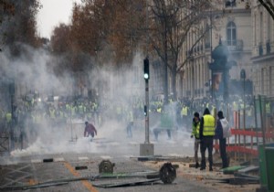 Paris'te eylemlerin şiddeti artıyor