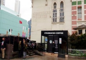 Starbucks'un kapısına mühür vuruldu
