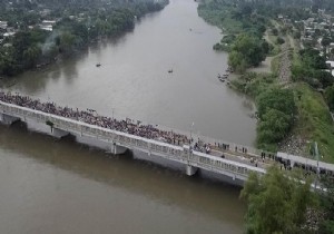Mahsur kalan göçmenler sınırı yüzerek geçiyor