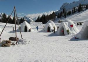 Göçmenler Alp Dağları'nda iglo inşa etti