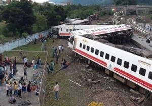 Tren kazası ülkeyi yasa boğdu