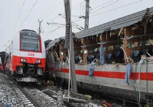 Avusturya'da iki yolcu treni çarpıştı