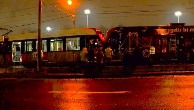 İstanbul'da tramvaylar kafa kafaya çarpıştı