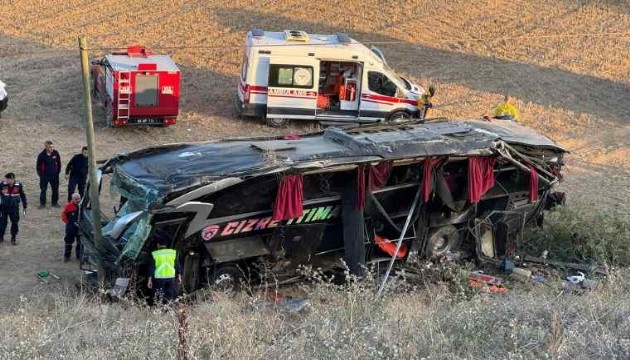 Afyon'da yolcu otobüsü devrildi: 21 yaralı