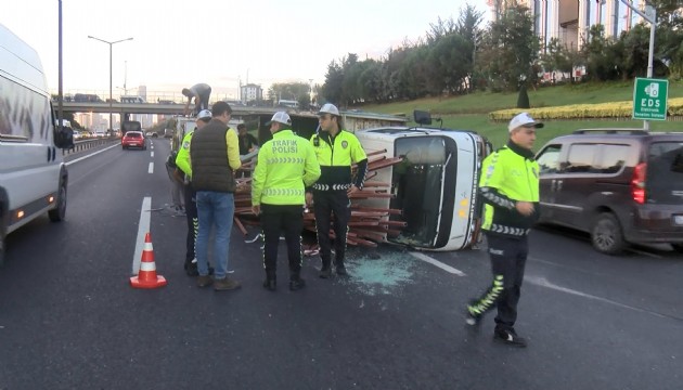 TEM'de kamyonet devrildi! Trafik aksadı