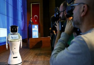 Robot Sanbot: Bakan Arslan'dan özür dilerim