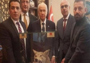 Bahçeli'ye 'kurt kafası' hediyesi