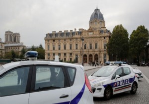 Paris'te bıçaklı saldırı: 1 ölü, 2 yaralı