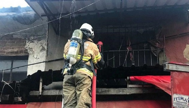 İzmir'de Kemeraltı Çarşısı'ndaki bir iş merkezinde yangın