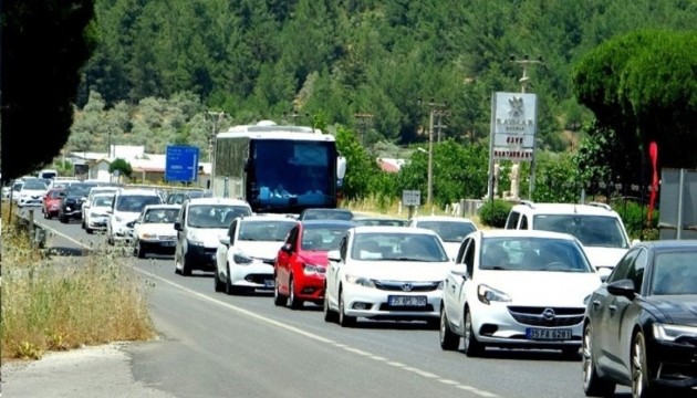 Çeşme'ye 4 günde 150 bin araç giriş yaptı