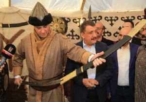 Fikret Orman, kaftan giydi, kılıç kuşandı