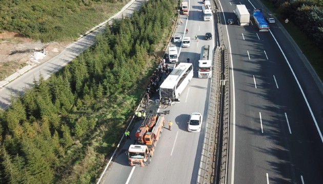 TEM'de büyük kaza! Yolcu otobüsü TIR'a çarptı