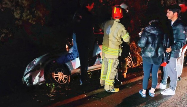 İstanbul'da araç şarampole devrildi: 3 yaralı