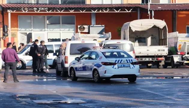 İşten çıkarılan temizlik görevlisi silahla belediyeyi bastı