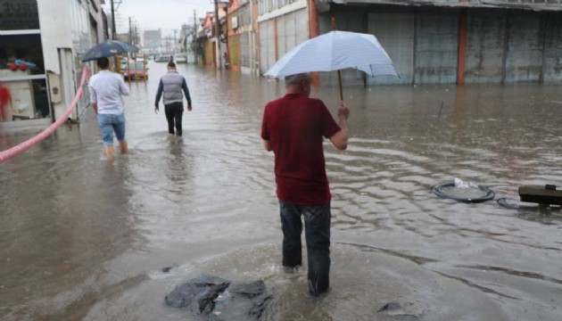 Samsun'da şiddetli yağış sel ve su baskınlarına neden oldu
