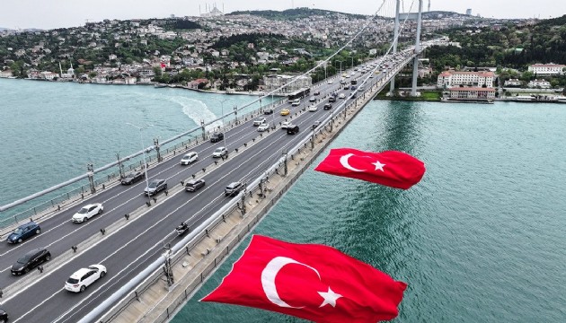 Köprü'ye dev Türk Bayrağı asıldı