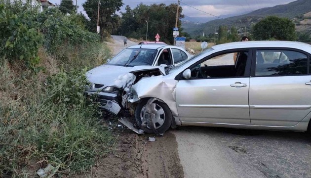 İki otomobil birbirine girdi! Çok sayıda yaralı var