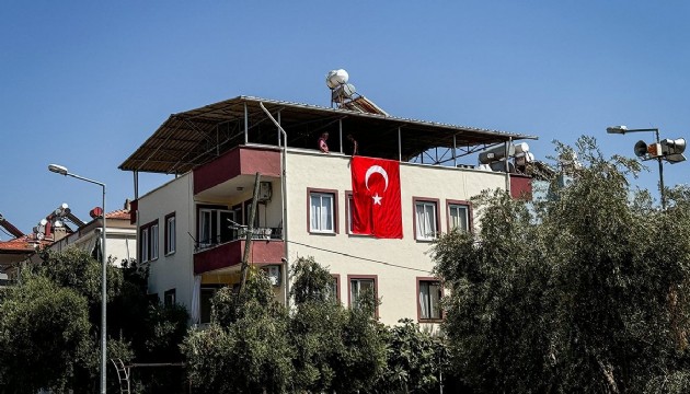 Ayşenur Ezgi Eygi'nin Didim'deki dede evine Türk bayrakları asıldı