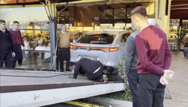Cahit Berkay, otomobiliyle restorana girdi