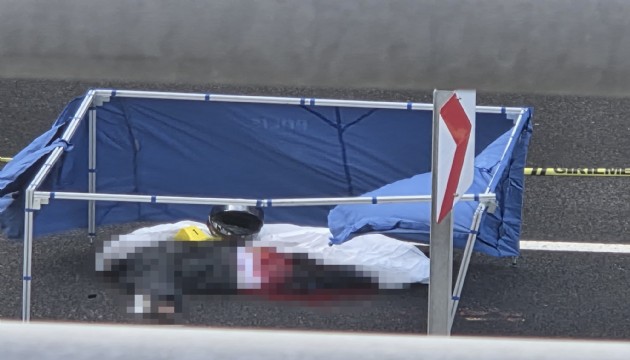 Feci kaza! Üzerinden otobüs geçen motosikletli hayatını kaybetti