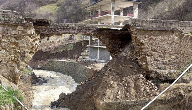 Tarihi taş köprü yağış nedeniyle çöktü