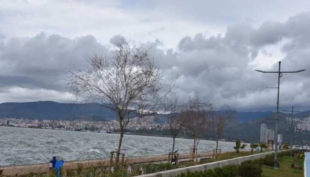 İzmir'i sağanak yağış vurdu!