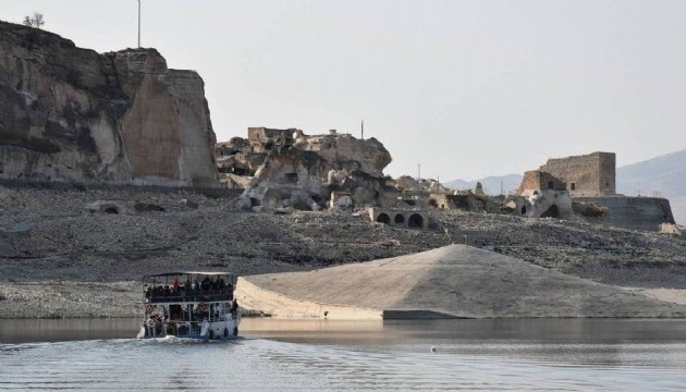 Sular altında bırakılan Hasankeyf’te tekne turu