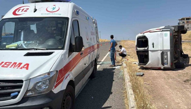 Engellileri taşıyan minibüs ile otomobil çarpıştı: 19 yaralı