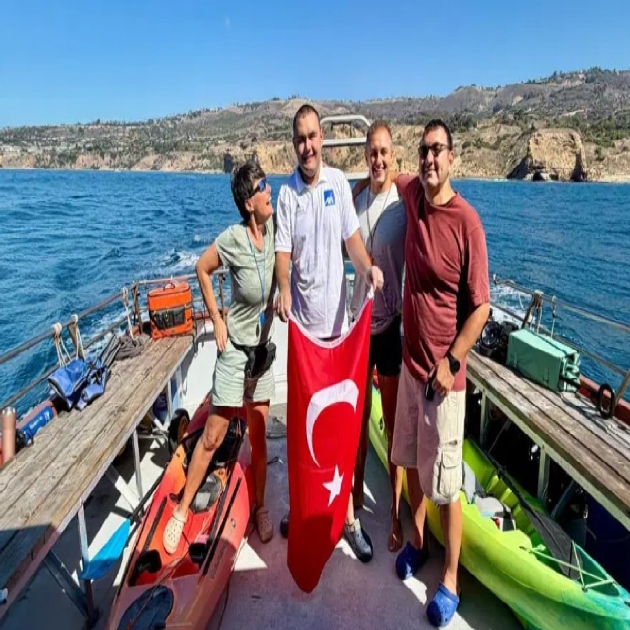 Otizmli Türk yüzücü, Catalina Kanalı'nı geçti