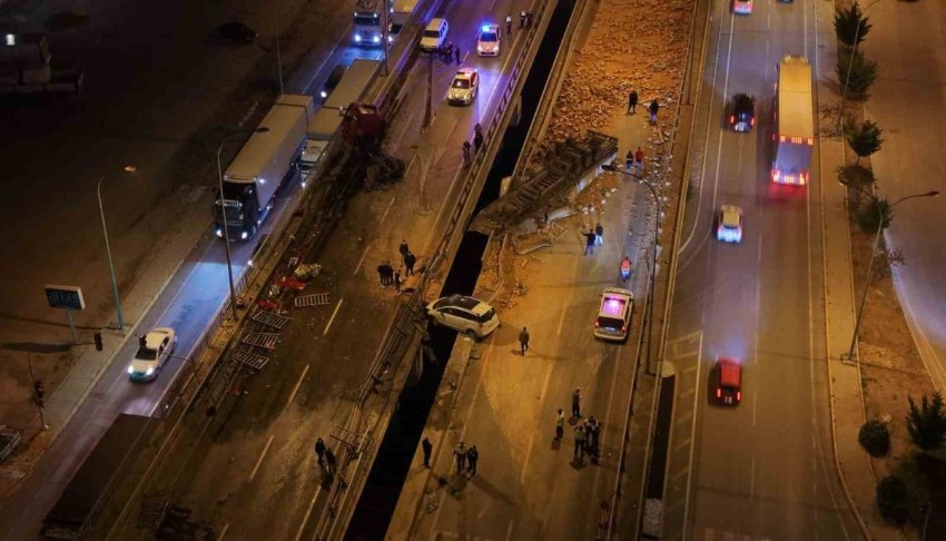 Afyonkarahisar'da tır ile 3 otomobil çarpıştı: Bir ölü, 7 yaralı