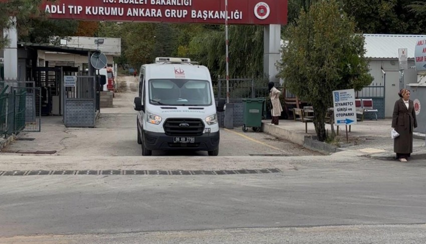 Motosiklet 2 otomobille çarpıştı: 1 ölü