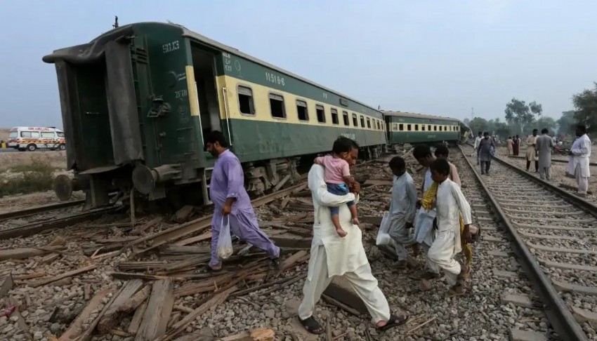 Pakistan'da feci tren kazası: 14 vagon raydan çıktı 6 ölü 30 yaralı