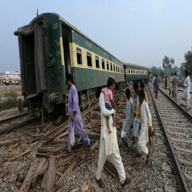 Pakistan'da feci tren kazası: 14 vagon raydan çıktı 6 ölü 30 yaralı