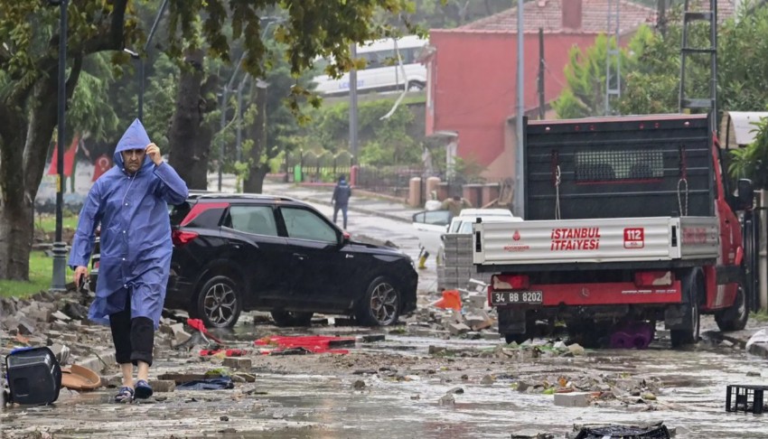 İstanbul'a sağanak yeniden geliyor: Cumartesiye dikkat!