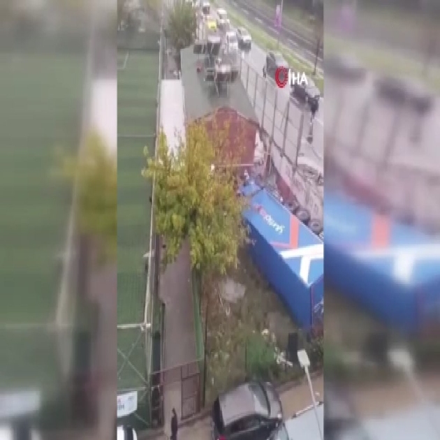 Feci kaza: İki araca çarpan tır 5 metreden aşağı uçtu