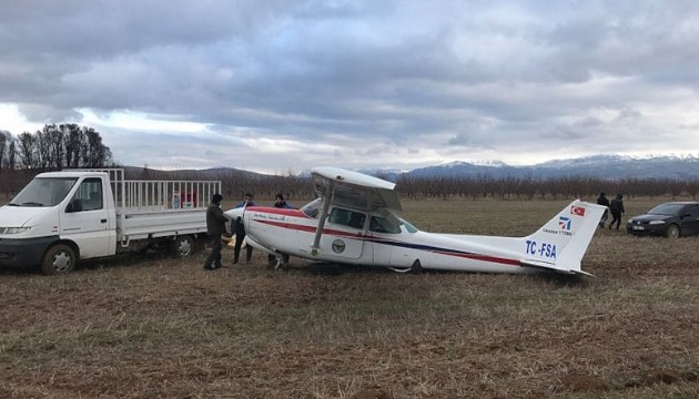 Eğitim uçağı Denizli'ye sert iniş yaptı: 1 yaralı