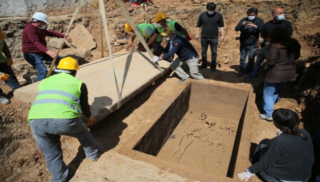 Bodrum'da bulunan 2 bin 400 yıllık lahidin kapağı açıldı