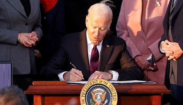 Biden onayladı: Öğrencilerin kredi borçları silinecek