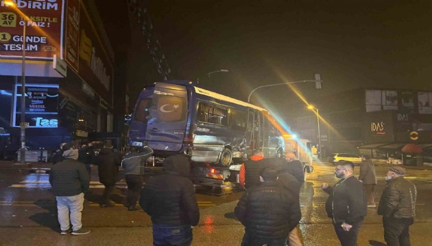 Ankara'da otomobilin çarptığı dolmuş devrildi: 11 yaralı