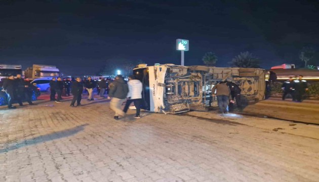 Hatay’da göreve giden polisleri taşıyan midibüs devrildi!