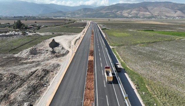 Depremlerde hasar gören Hatay Havalimanı yolu tek yönden gidiş geliş trafiğine açıldı