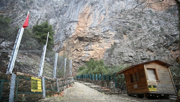 Altınbeşik Mağarası'nın yürüyüş yolu çelik kafesle korunacak