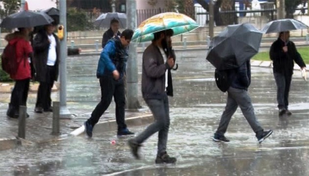 Aniden bastıran sağanak vatandaşlara zor anlar yaşattı