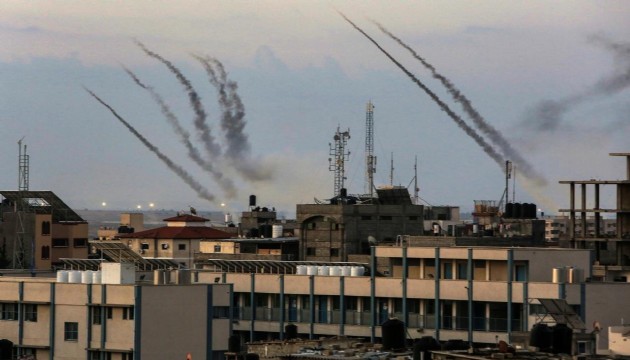 Hamas roketlerle İsrail’i vurdu!