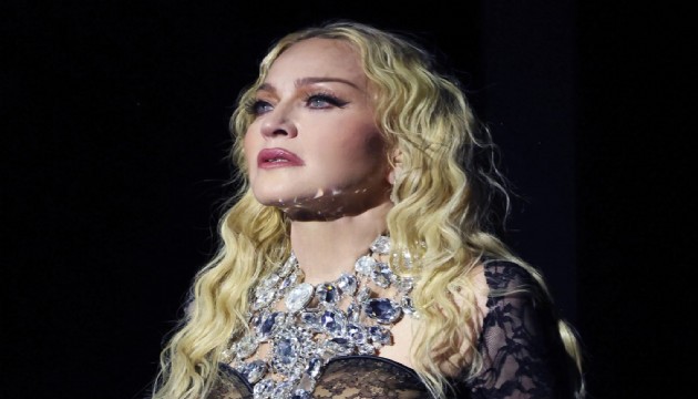 Madonna sahnede yere düştü