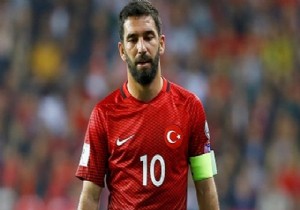 Arda Turan tribüne gülerek karşılık verdi